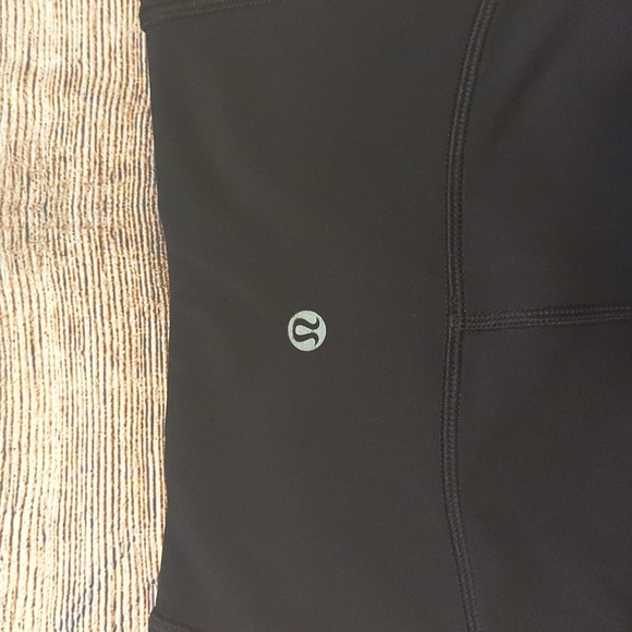 Lululemon Size 6 Black Capris Leggings - Picture 4 of 6